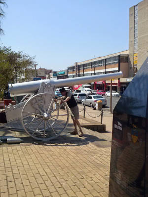 A male tourist inspects an artillery gun at the townhall of Ladysmith. The gun was one used in the siege of Ladysmith during the Anglo Boer War.